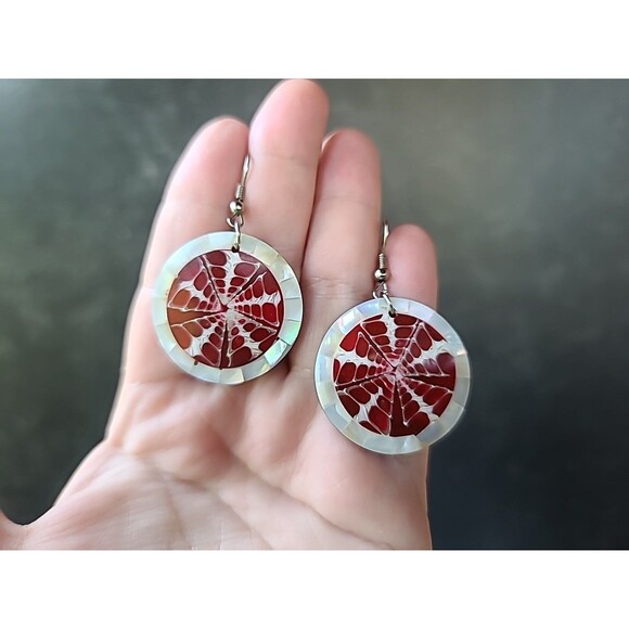 Red And White Circular Shell Dangling Pierced Earrings Vintage - Picture 1 of 10
